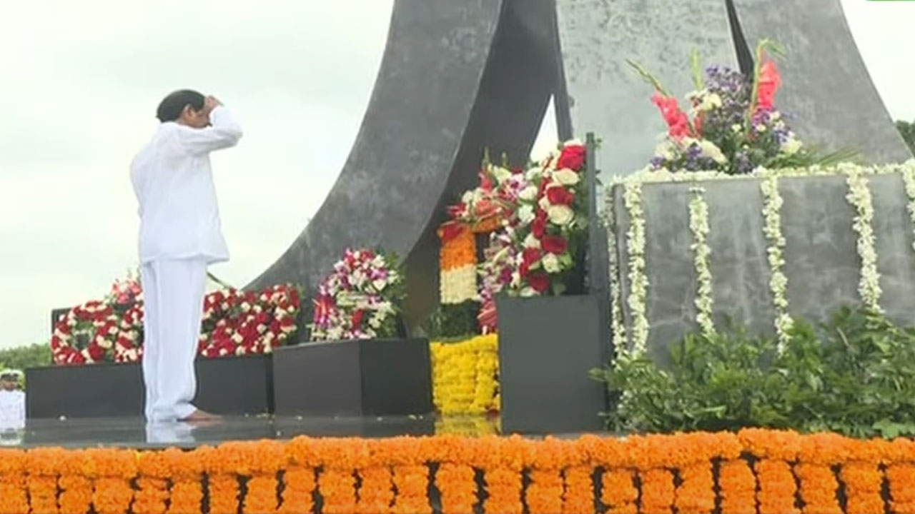 CM KCR | సికింద్రాబాద్ ప‌రేడ్ గ్రౌండ్‌లో అమ‌ర జ‌వాన్ల‌కు సీఎం కేసీఆర్ నివాళి