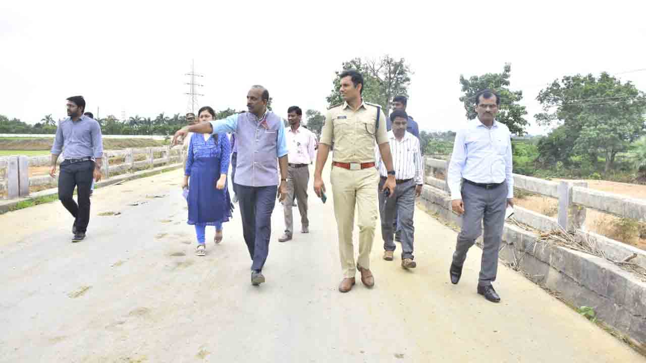 Central Team | వరద ప్రభావ ప్రాంతాలను పరిశీలించిన కేంద్ర బృందం