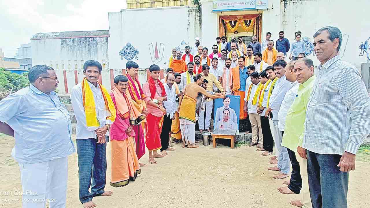 అర్చకులకు అండ