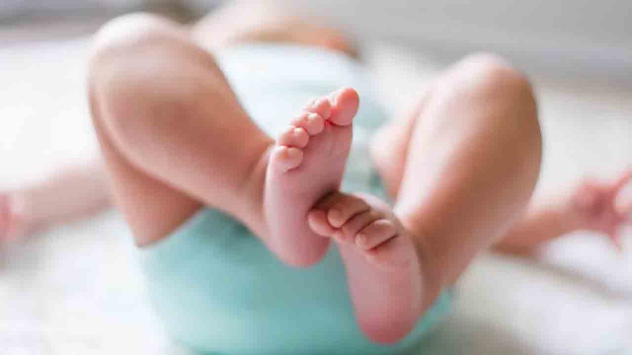 Childless Man Kidnaps Toddler | పసిబిడ్డను కిడ్నాప్‌ చేసిన సంతానం లేని వ్యక్తి.. పోలీసులకు అప్పగించిన   భార్య