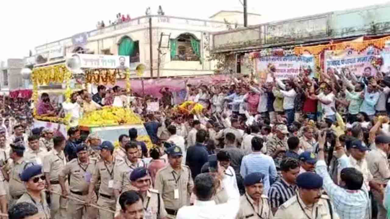 Shivraj Singh chouhan | సీఎం చౌహాన్‌ రోడ్‌ షోలో ప్రమాదం.. వేదిక కూలి పలువురికి గాయాలు