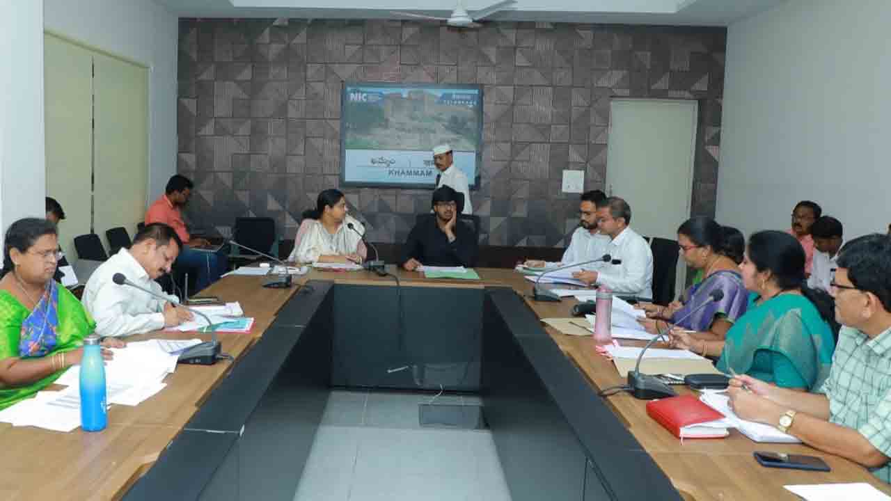 పథకాల అమలులో వంద శాతం ప్రగతి సాధించాలని