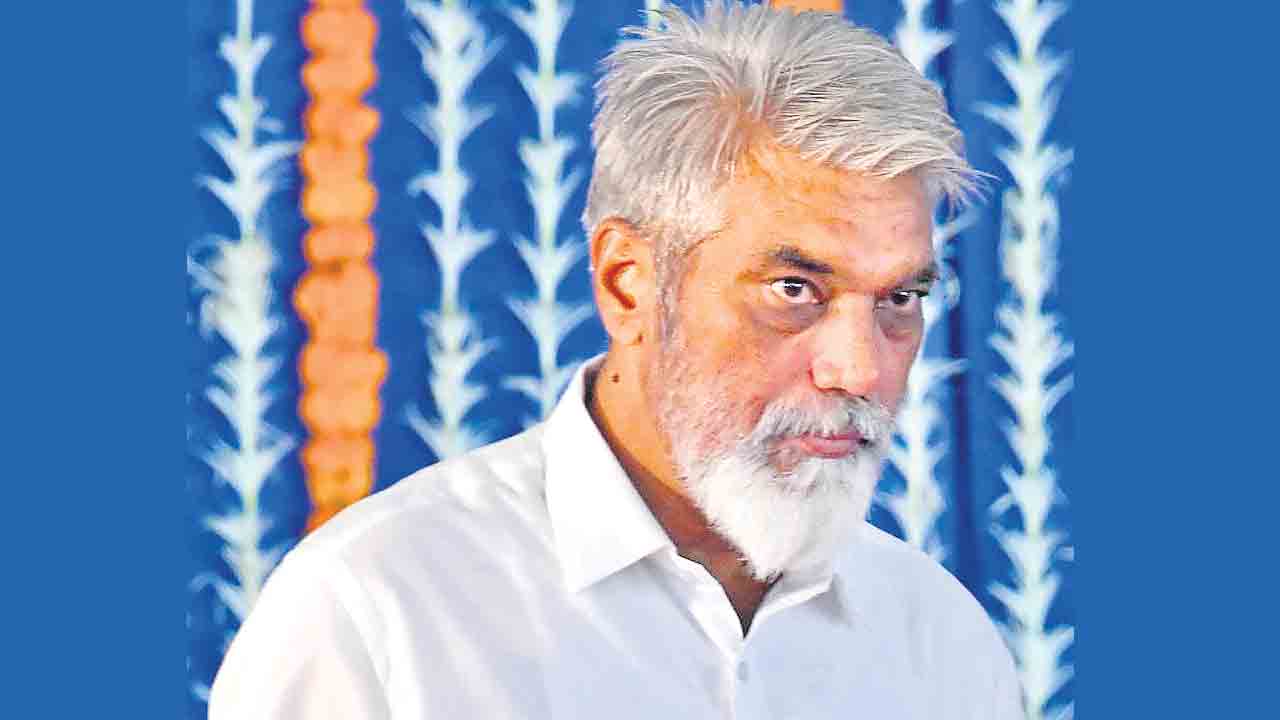 Onions | ఉల్లిగడ్డలు కొనలేకుంటే.. తినడం మానేయండి.. మహారాష్ట్ర మంత్రి సంచలన వ్యాఖ్యలు