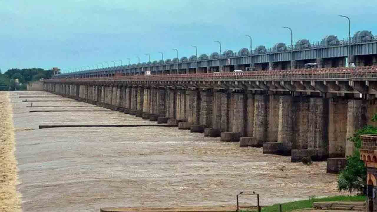 Davaleshwaram | ధవళేశ్వరం వద్ద మొదటి ప్రమాద హెచ్చరిక ఉపసంహరణ