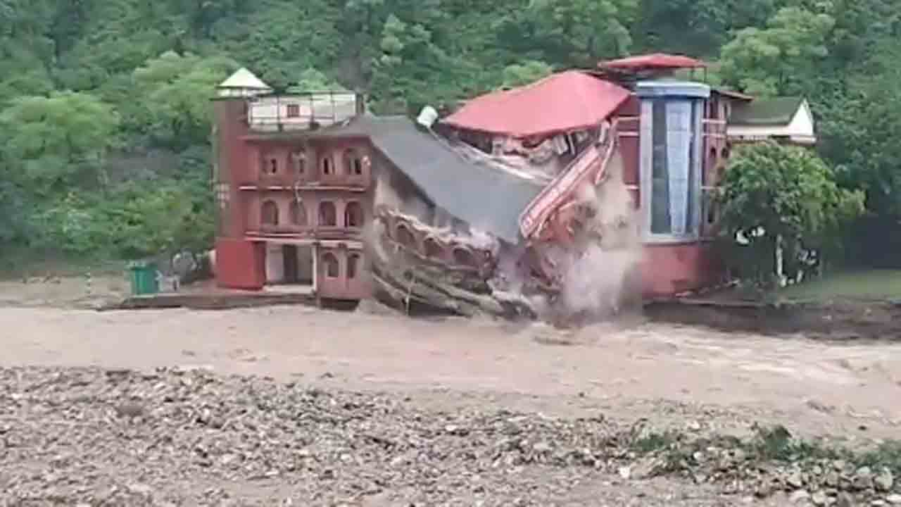 Uttarakhand | భారీ వర్షాలకు పేకమేడలా కూలిన కళాశాల.. వీడియో