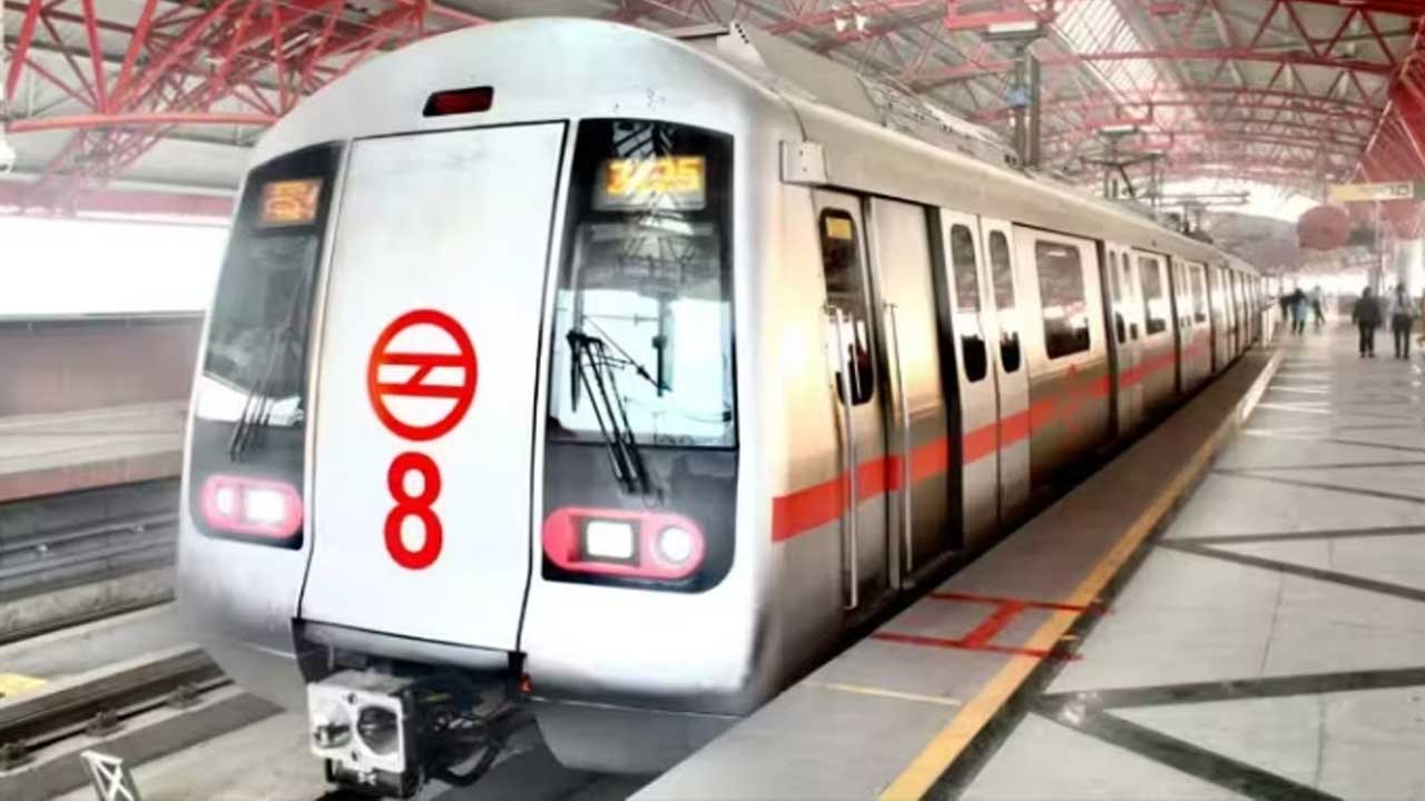 Crime news | ఢిల్లీ మెట్రో రైల్‌లో దారుణం.. మైనర్‌ బాలిక పక్కన చేరి బెంగాలీ యువకుడి అసభ్య కార్యం..!