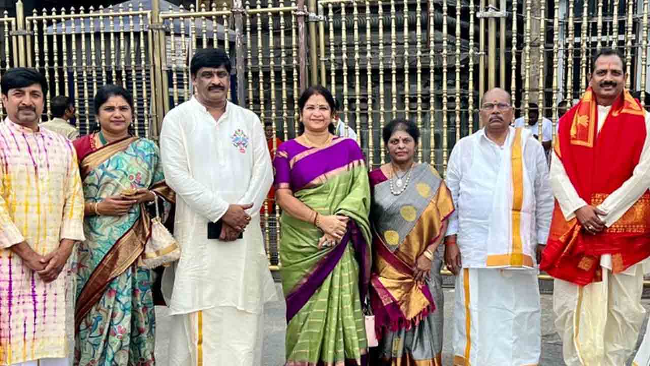 Tirumala | కేసీఆర్‌ మూడోసారి అధికారంలోకి రావాలని తిరుమలలో డిప్యూటీ మేయర్‌ దంపతుల పూజలు 
