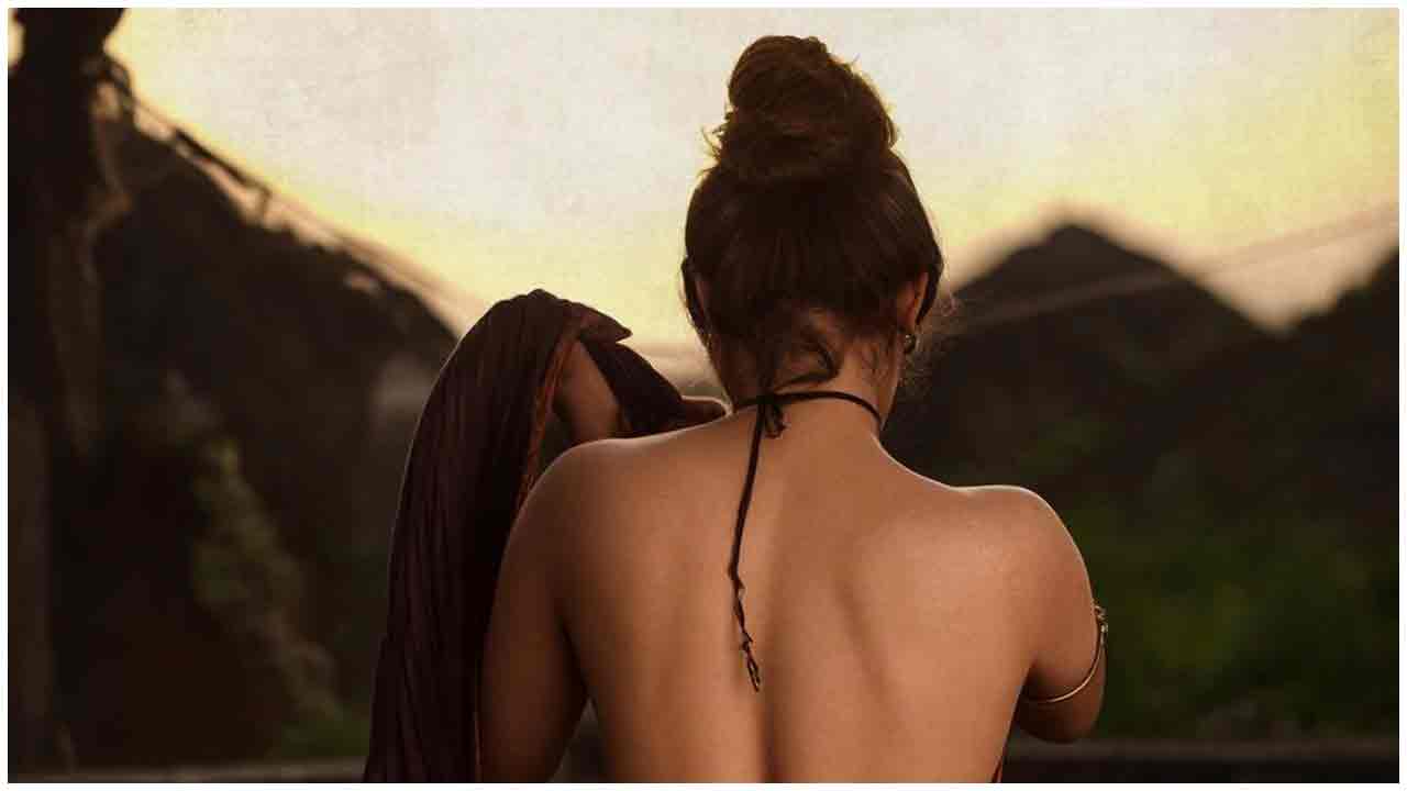 Divi Vadthya | బ్యాక్ లెస్ అందాలతో మైండ్ బ్లాక్ చేస్తున్న దివి వాద్త్యా..