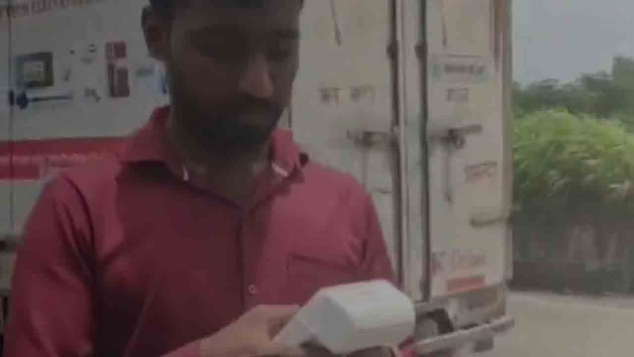 Watch: వాహనదారులకు చలాన్లు జారీ చేసిన ఆటో డ్రైవర్.. వీడియో వైరల్