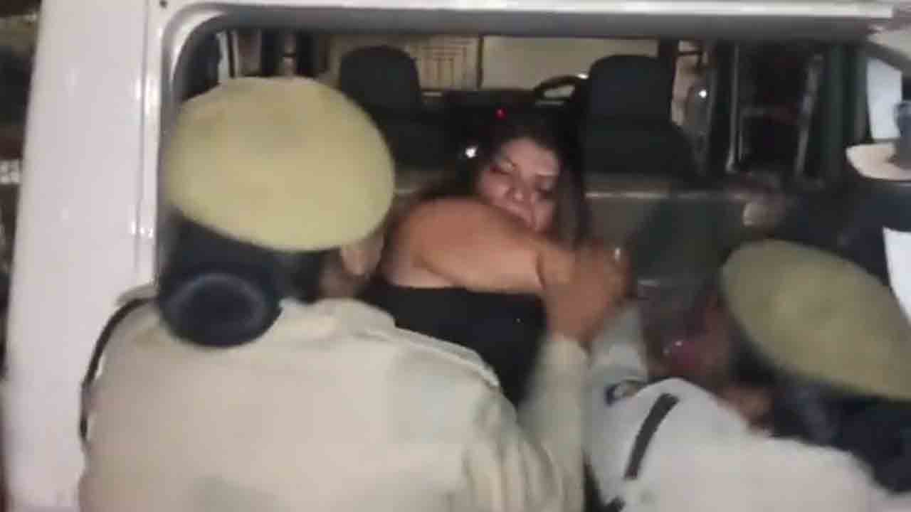 Watch: మద్యం మత్తులో మహిళ హంగామా.. పోలీసులపై దాడి, వీడియో వైరల్‌