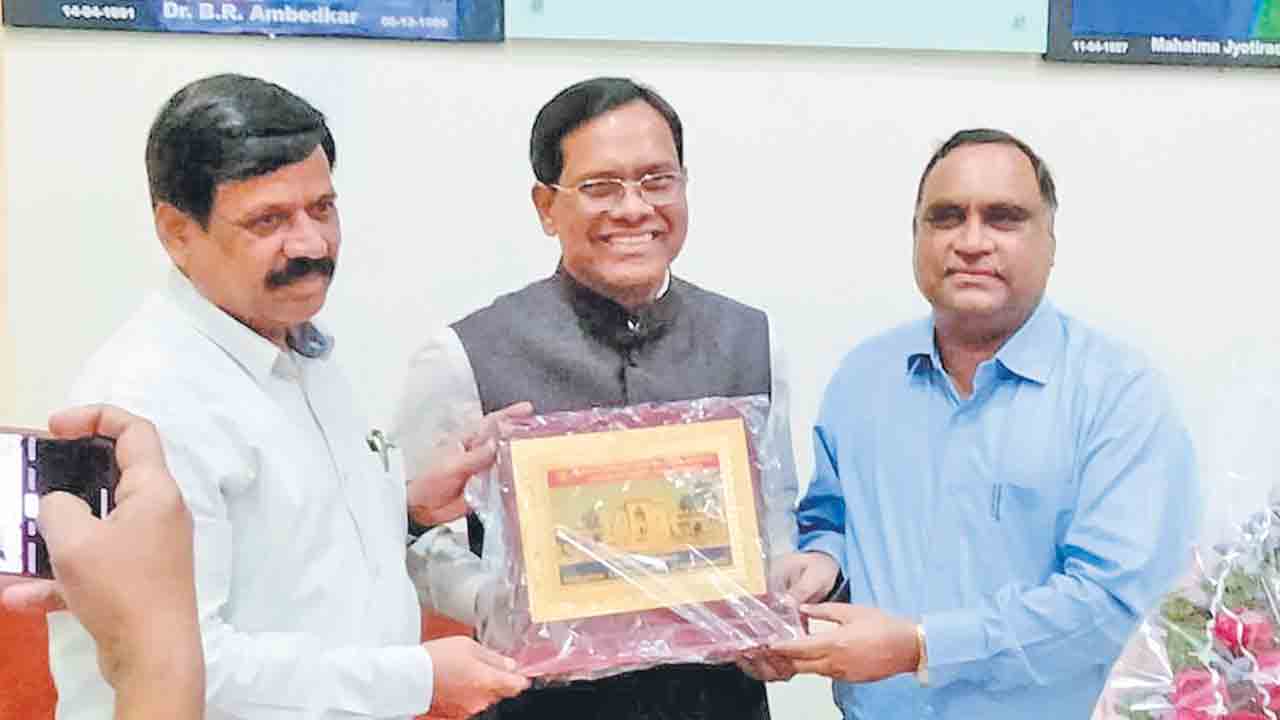 ప్రొఫెసర్‌ లింబాద్రి పదవీ విరమణ