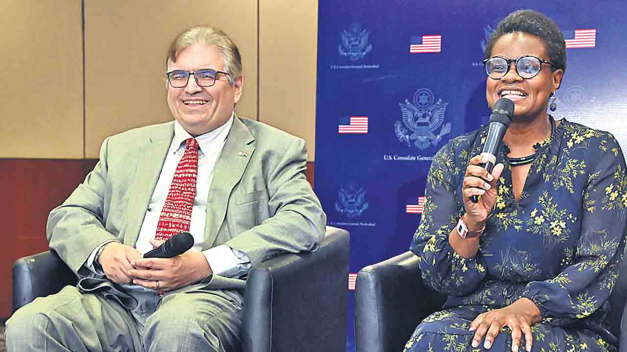 ఏటా 10 లక్షల వీసా అప్లికేషన్లు