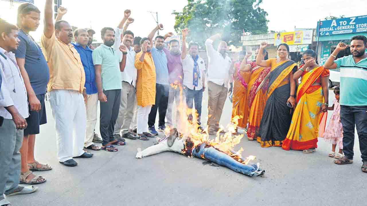 మాజీ ఎమ్మెల్యే కొమ్మూరి దిష్టిబొమ్మ దహనం