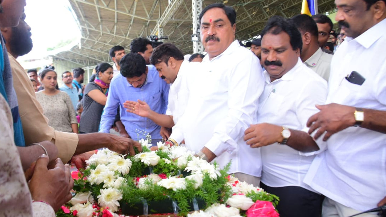 Gaddar | పొడుస్తున్న పొద్దు అస్తమించింది.. గద్దర్‌కు ప్రముఖుల నివాళి