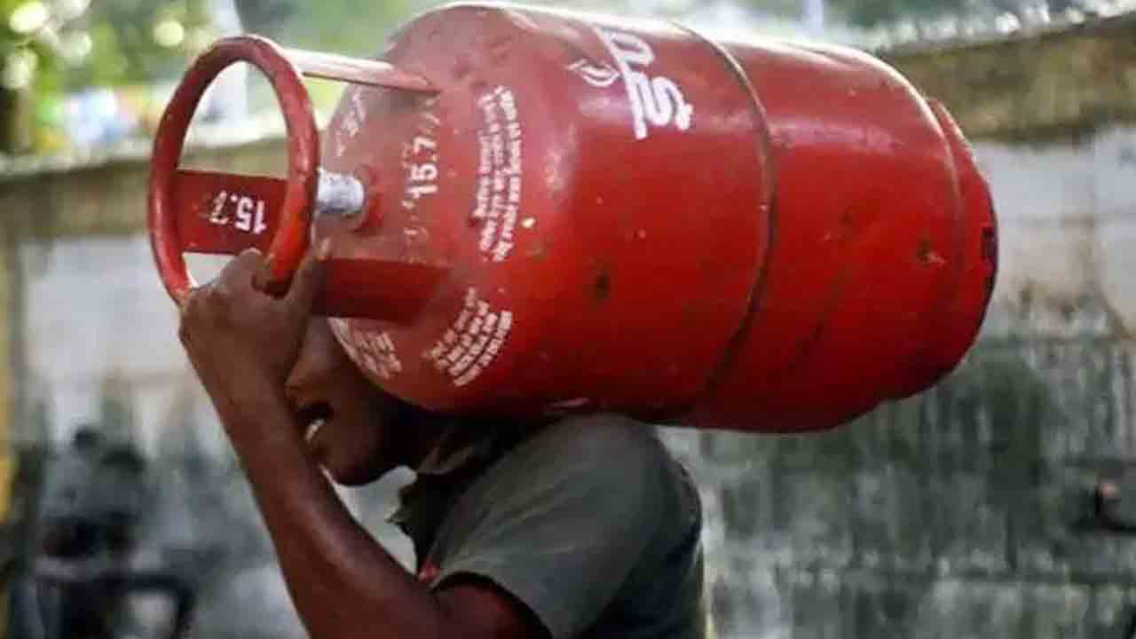 Kapil Sibal |  మరి ఇది తాయిళం కాదా.. ఎన్నికలకు ముందు గ్యాస్‌ ధర తగ్గించడంపై ప్రధాని మోదీకి కపిల్‌ చురకలు