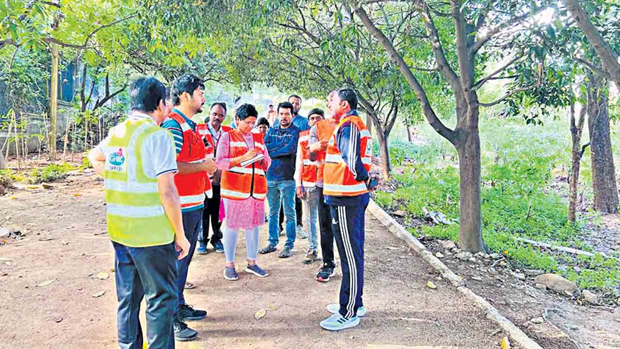 కలియతిరిగి..పరిశీలించి..