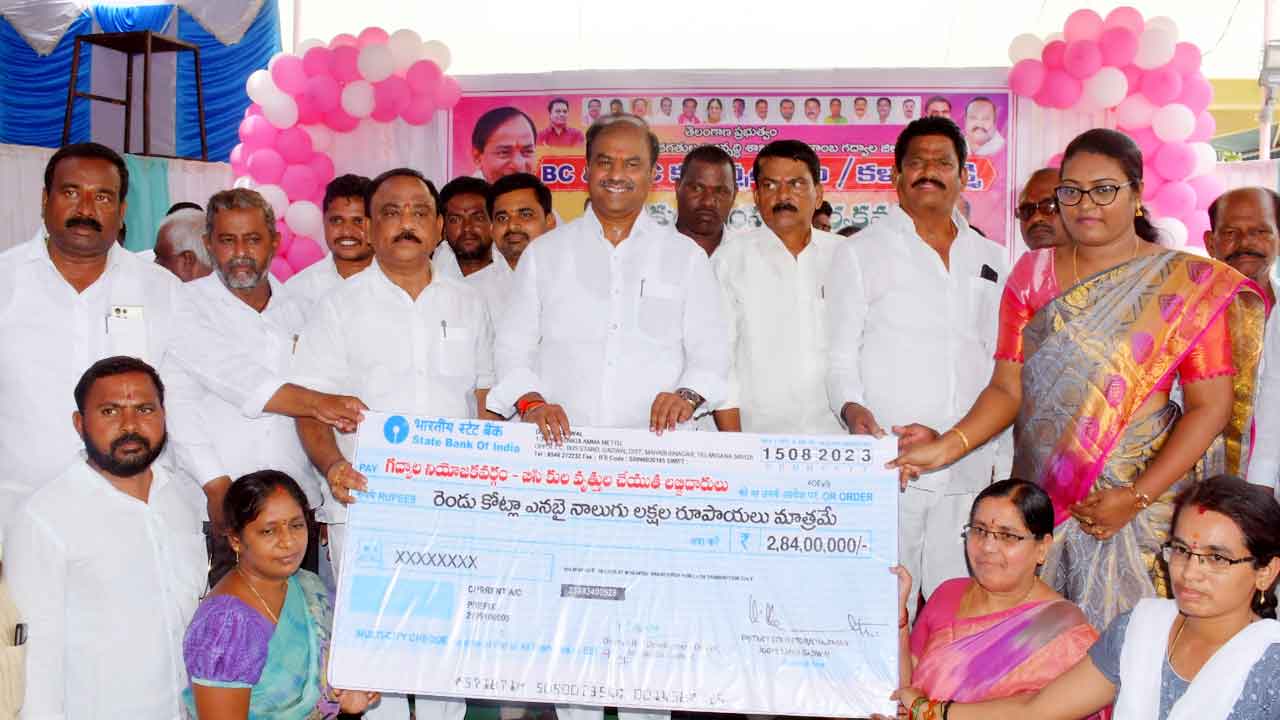 ప్రభుత్వానికి అండగా ఉండాలి