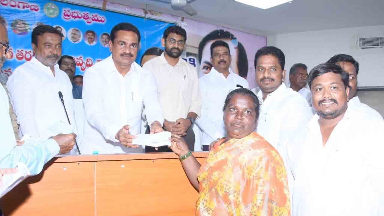 MLA Gampa Govardhan | చేతి వృత్తుల కుటుంబాల్లో వెలుగు నింపడమే ప్రభుత్వ లక్ష్యం : ప్రభుత్వ విప్ గంప గోవర్ధన్