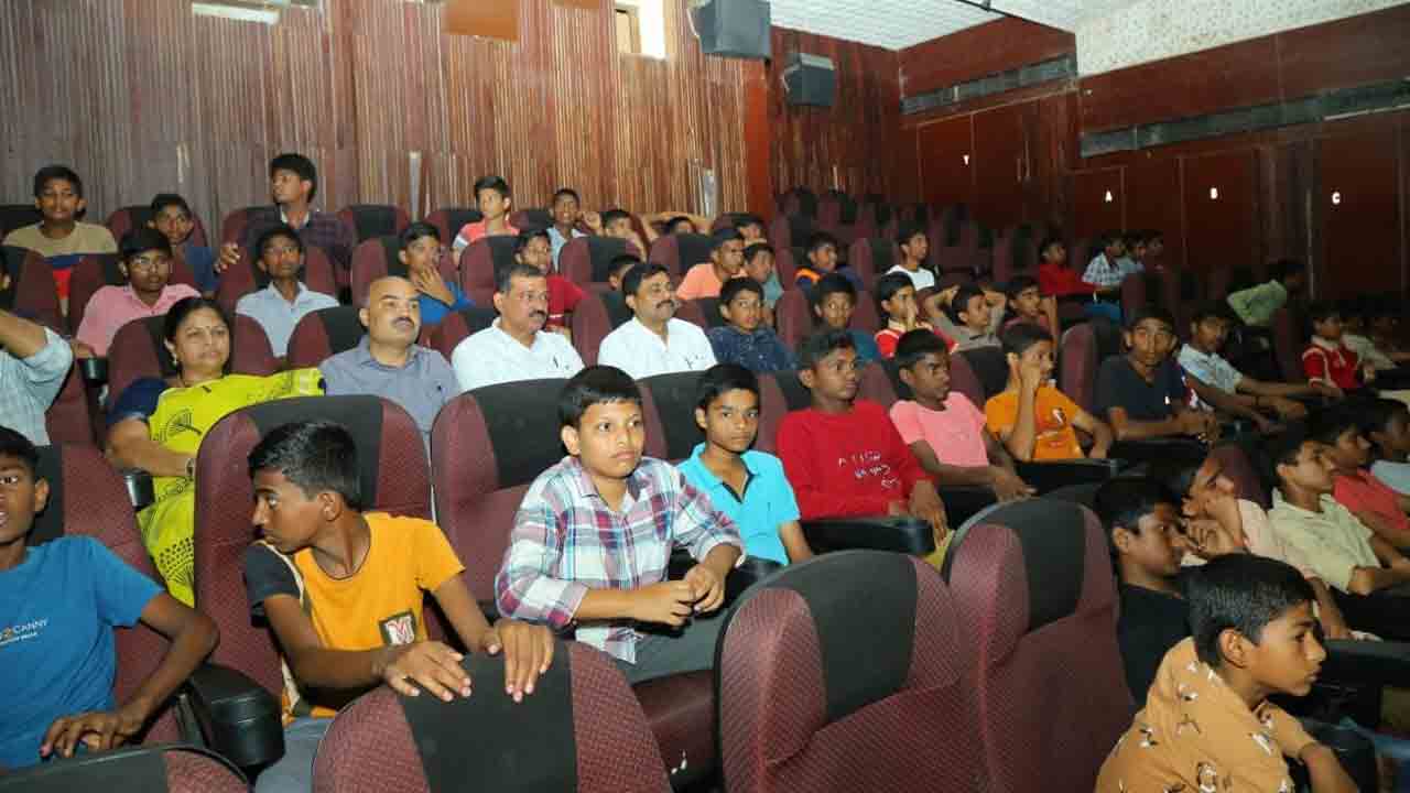 ఉచితంగా గాంధీ చిత్ర ప్రదర్శన