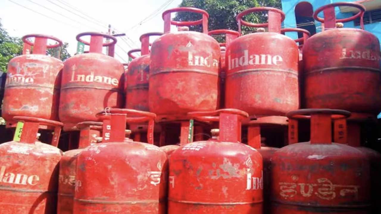 కమర్షియల్‌ గ్యాస్‌ ధర 157 తగ్గింపు