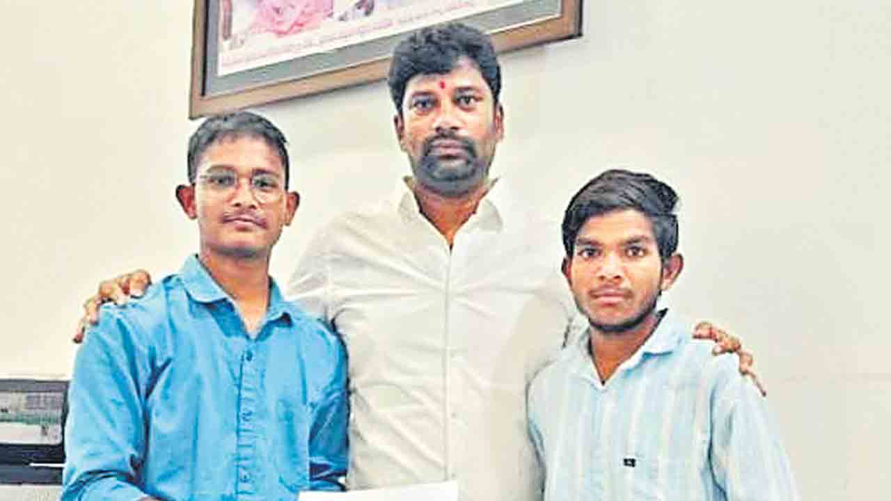 ఎంబీబీఎస్‌ విద్యార్థులకు విప్‌ సాయం