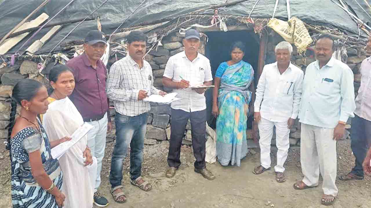 క్షేత్రస్థాయిలో గృహలక్ష్మి దరఖాస్తుల పరిశీలన