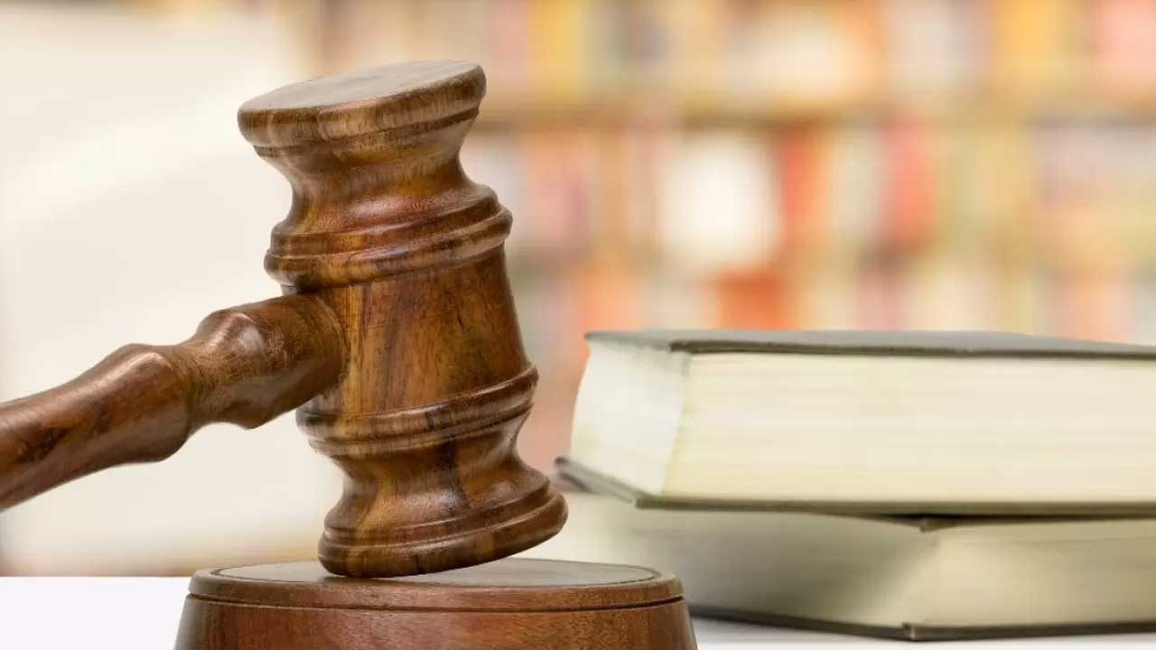 Crime news | డబుల్‌ ఇంజిన్‌ గుజరాత్‌లో అర్ధరాత్రి దారుణం.. దంపతులను బెదిరించి డబ్బు లాక్కున్న పోలీసులు