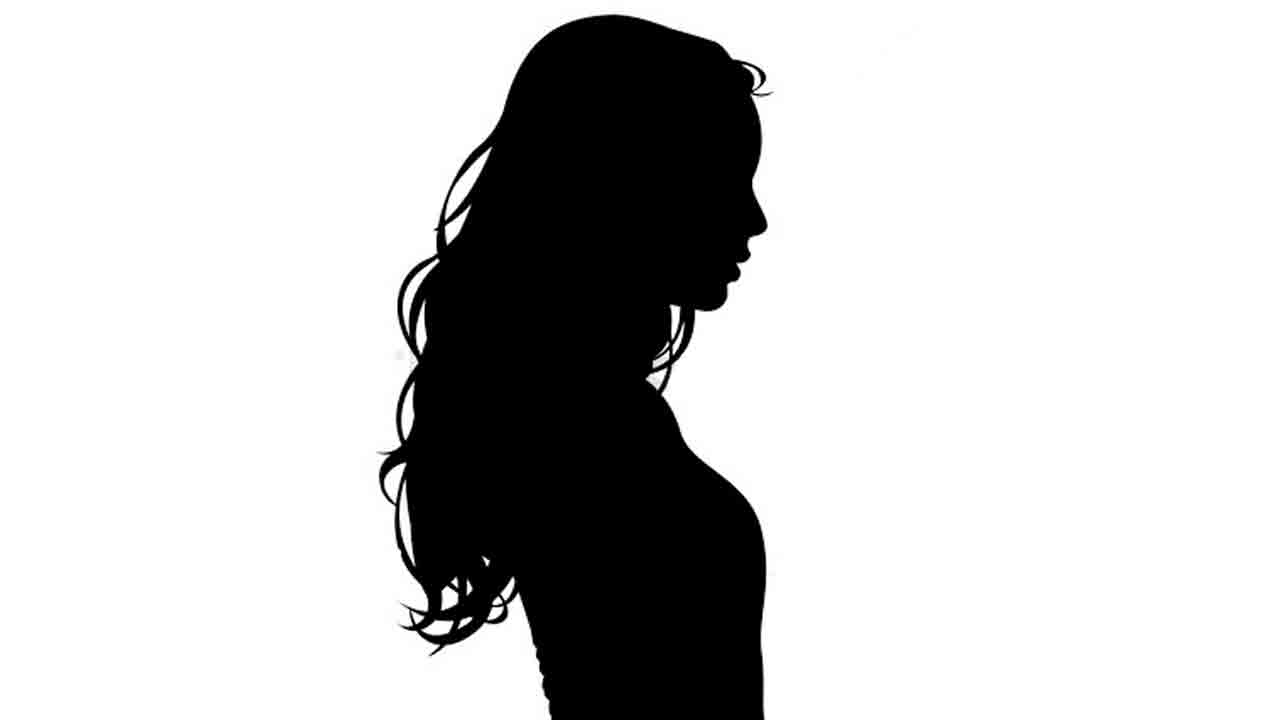 పార్లర్‌కు వెళ్లింది.. ఉన్న జుట్టు ఊడింది