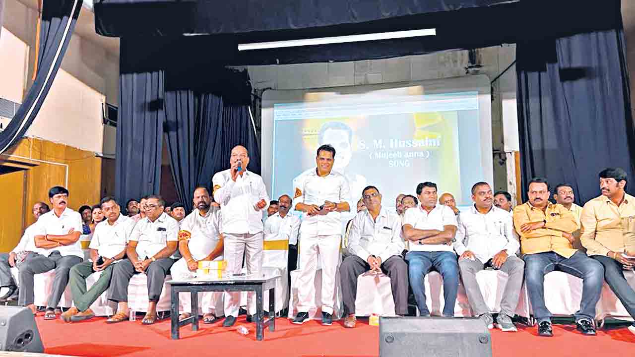 ఉద్యోగులంతా సీఎం కేసీఆర్‌ వెంటే