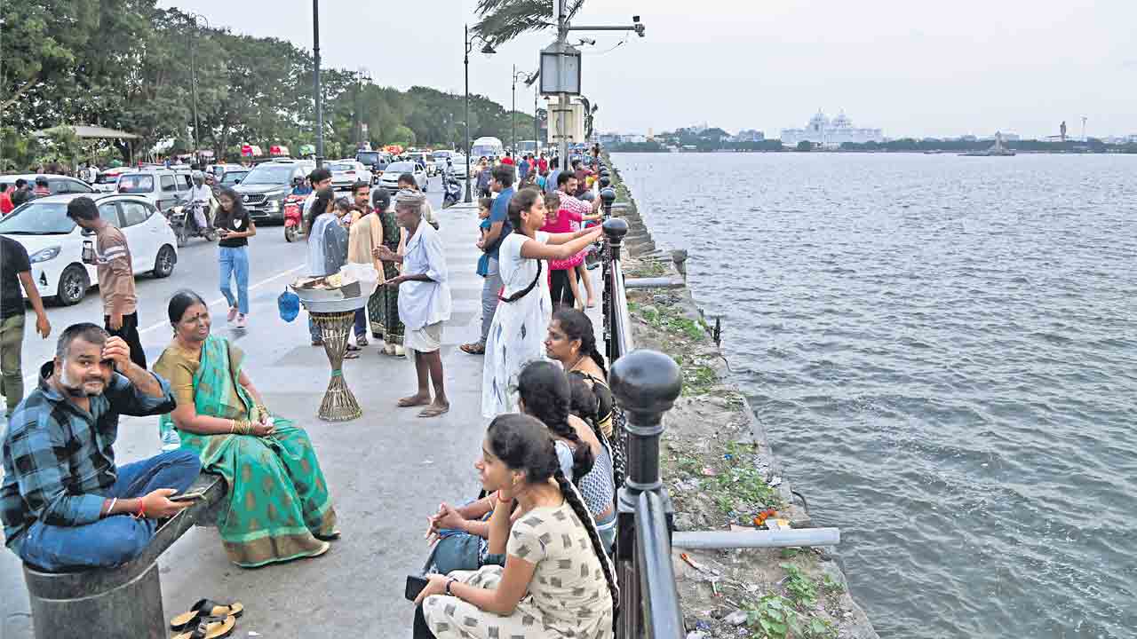 రాగల రెండు రోజులు తేలికపాటి జల్లులు