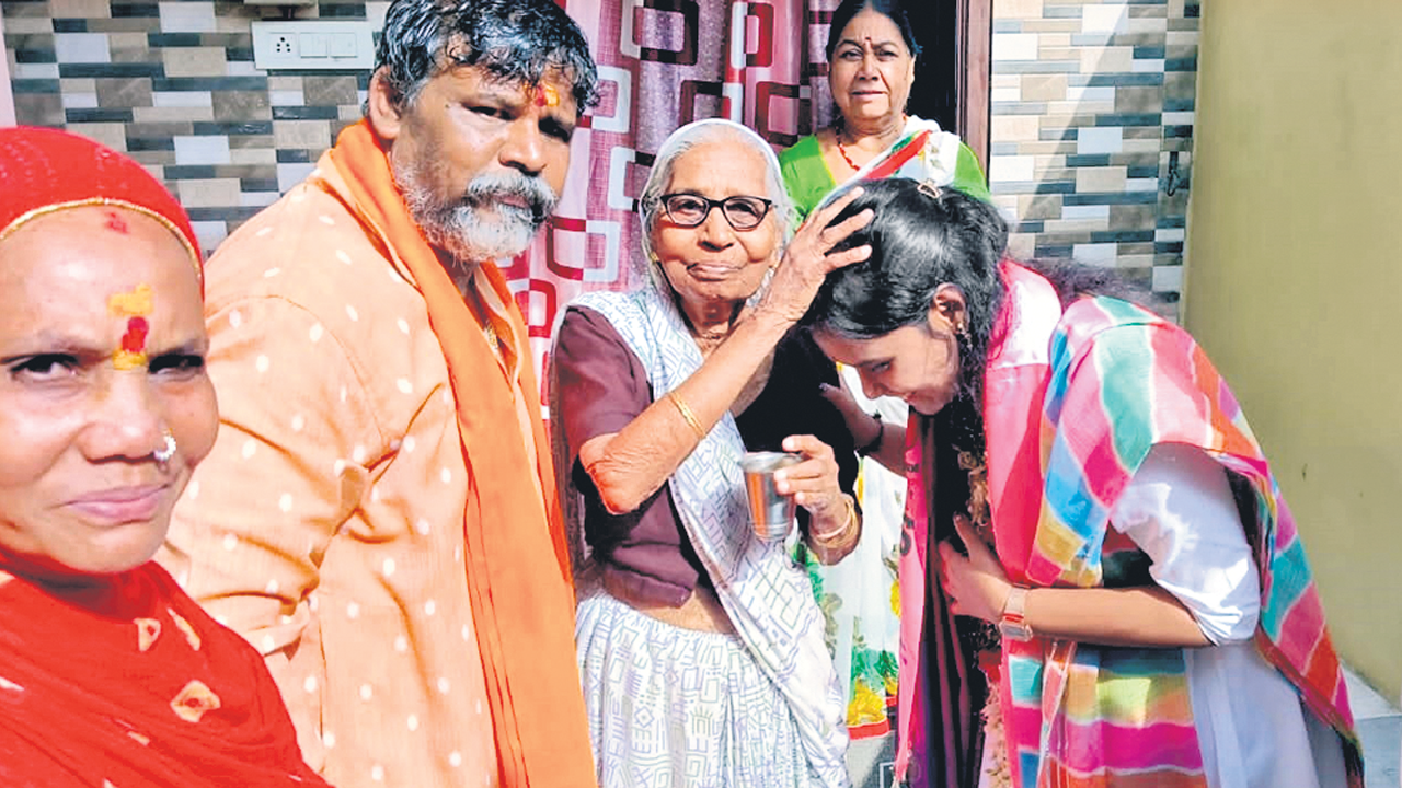 అవ్వా.. సాయన్న బిడ్డను..మా ఓటు నీకే బిడ్డా