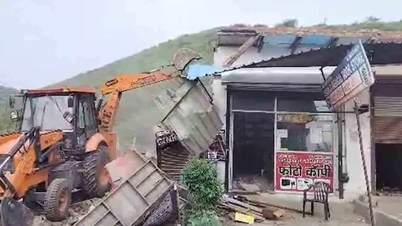 హర్యానాలో బుల్డోజర్లతో మెడికల్‌ షాపులు నేలమట్టం