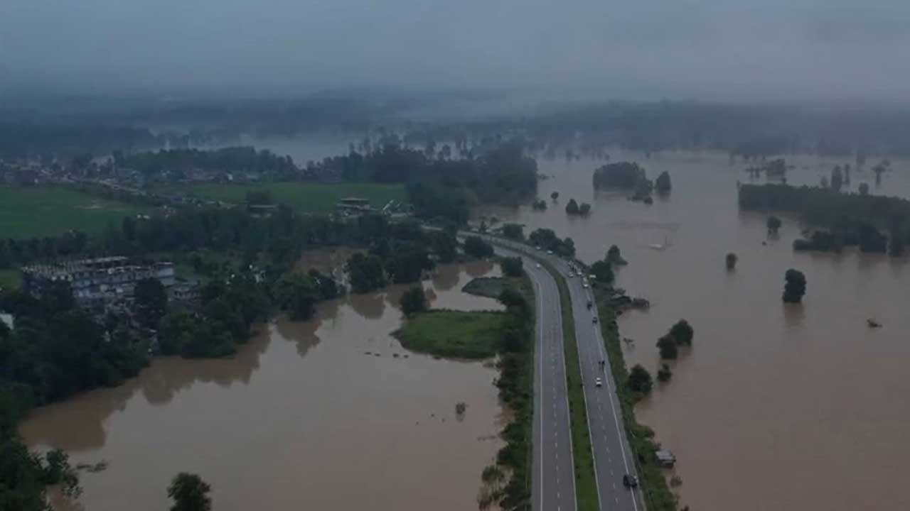 Heavy rains | హిమాచల్‌ప్రదేశ్‌లో భారీ వర్షాలు.. విరిగిపడుతున్న కొండచరియలు.. నిలిచిన రాకపోకలు