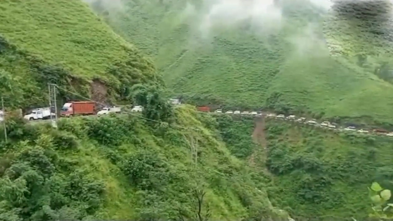 Himachal Pradesh | హిమాచల్‌లో భారీ వర్షాలతో కుల్లు-మండి మధ్య కొట్టుకుపోయిన రోడ్డు.. 10 కి.మీ. మేర నిలిచిన వాహనాలు