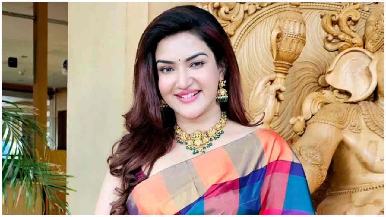 Honey Rose | మల్టీకలర్ శారీలో హనీరోజ్‌ అందాలు అదరహో..