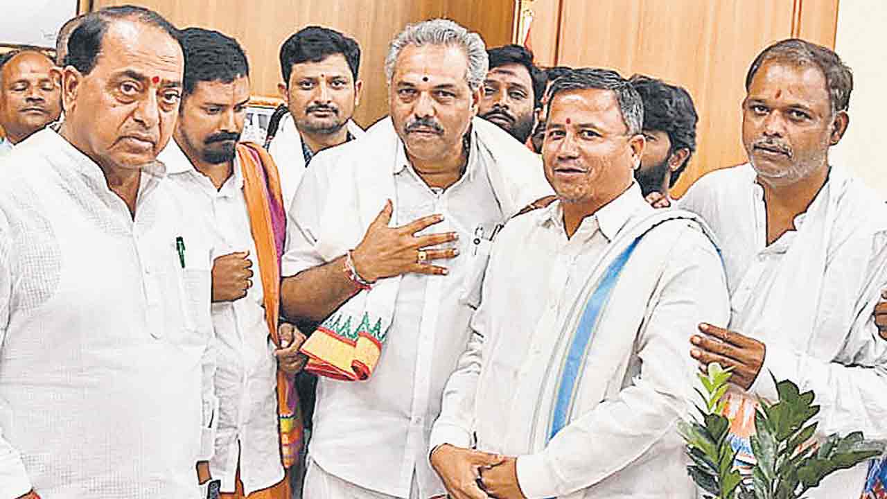 మంత్రి ఐకేరెడ్డికి అర్చక సంఘాల సత్కారం