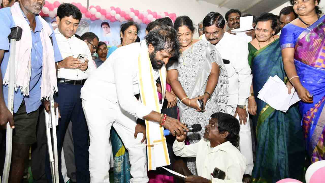 దివ్యాంగులకు సర్కారు అండ