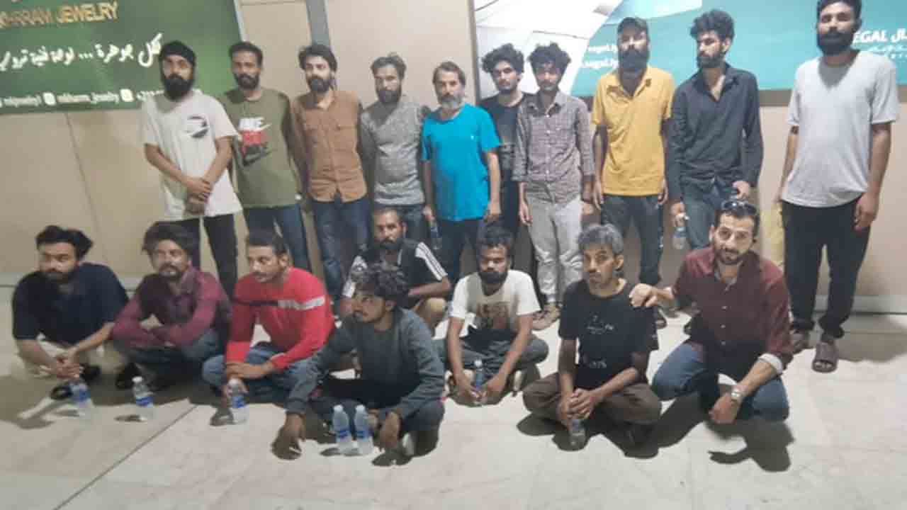 Indians Brought Back | 17 మంది భారతీయులను నెలలపాటు బంధించిన లిబియా మాఫియా..   ఎంబసీ చొరవతో విడుదల