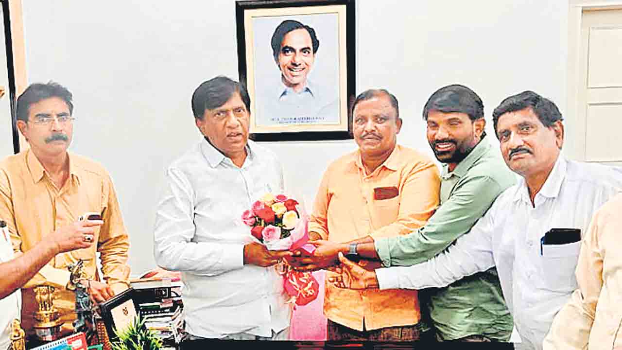 రవాణా రంగ కార్మికులను ఆదుకోండి