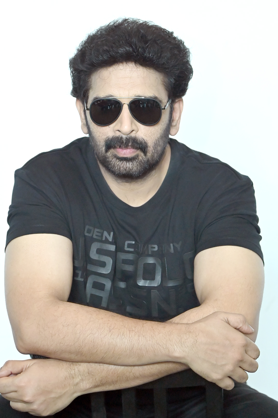పోలీసులకు చెప్పేంత ధైర్యం అతనిలో వుండదు. ఈ భయంలో వుండగానే ఇంకో శవం దొరుకుతుంది.