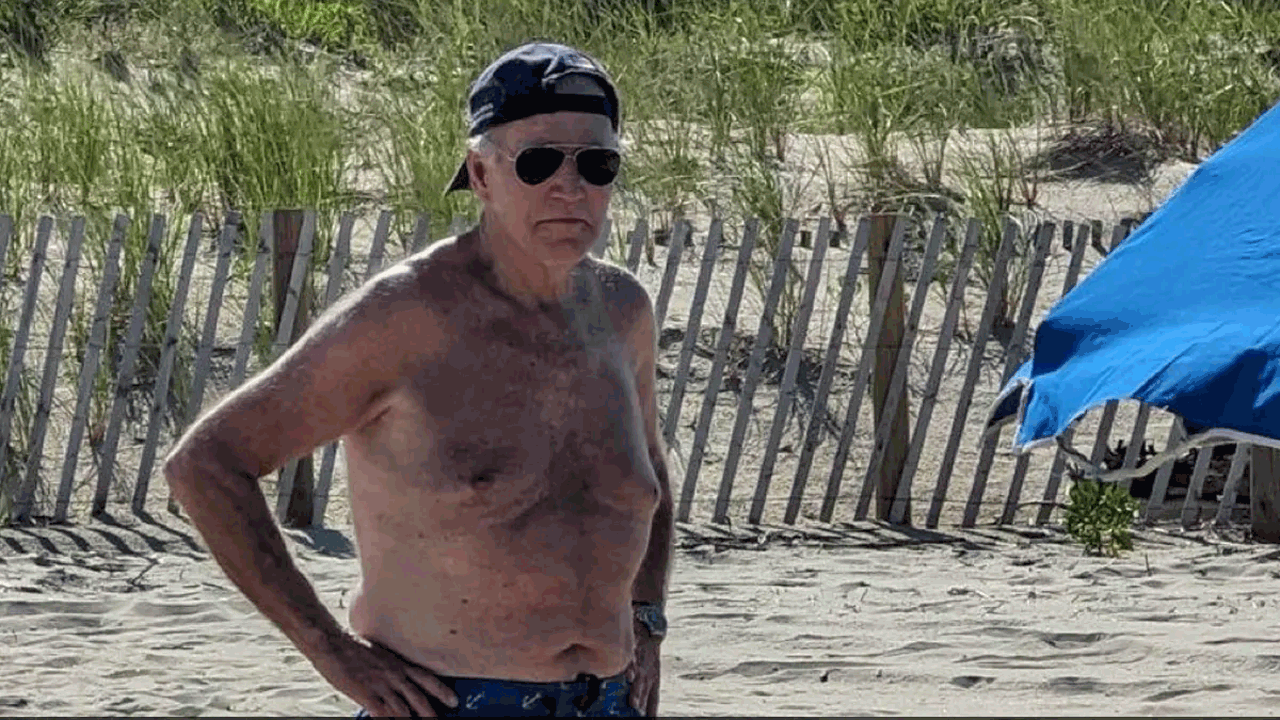 Joe Biden | షర్ట్ లేకుండా బీచ్ డేని ఆస్వాదిస్తున్న అమెరికా అధ్యక్షుడు.. పిక్ వైరల్