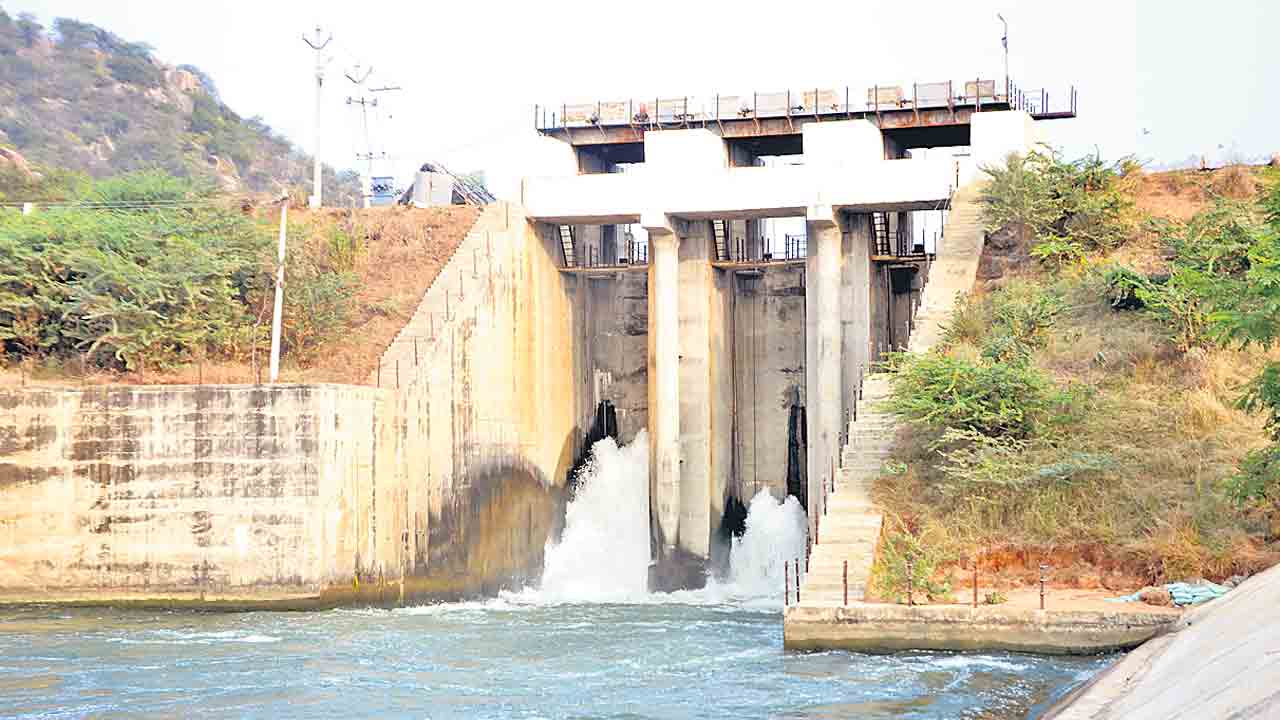 కాల్వలు పంటలు మురిసే