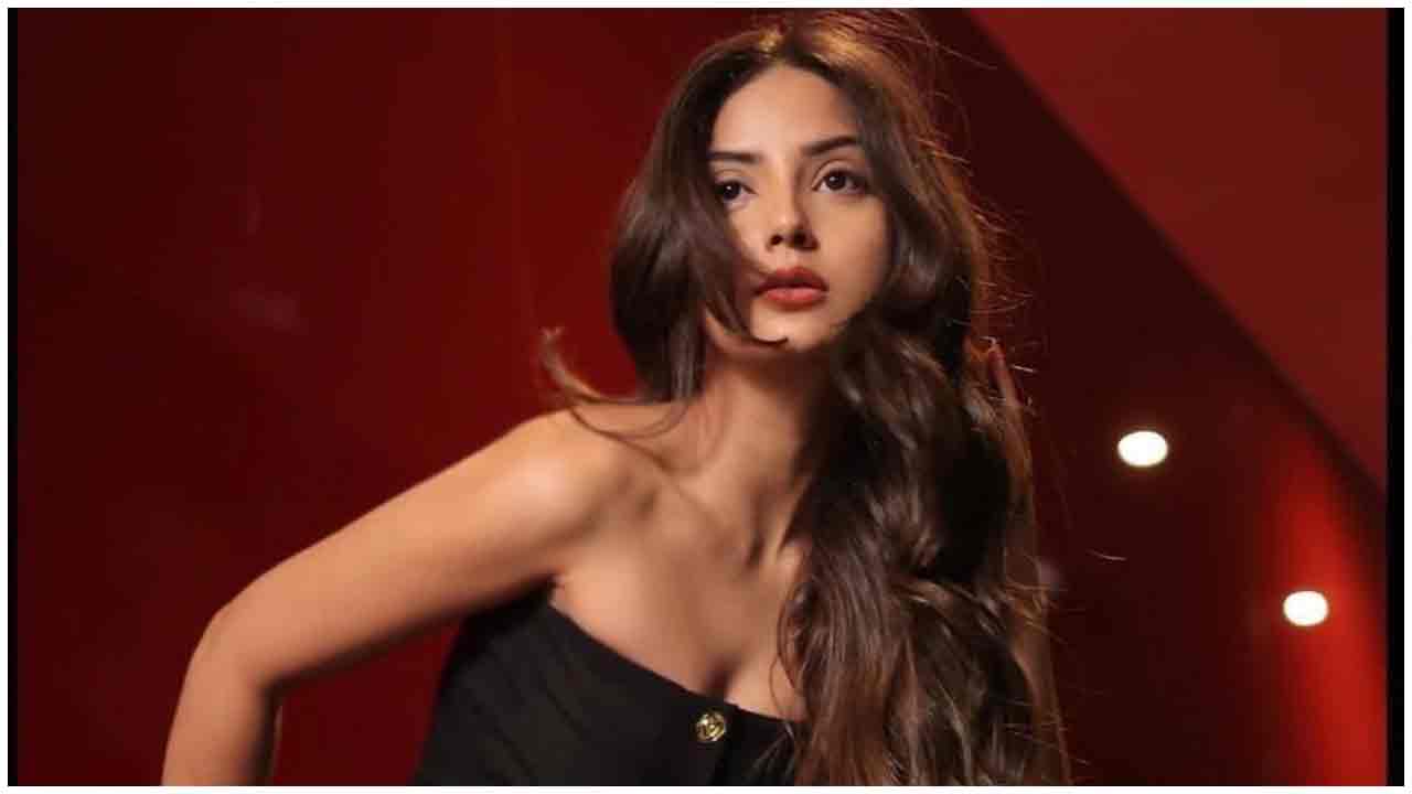 Kashmira Pardeshi | స్లీవ్ లెస్ డ్రెస్‌లో కిర్రాక్ పుట్టిస్తున్న కాశ్మీరా పరదేశి..