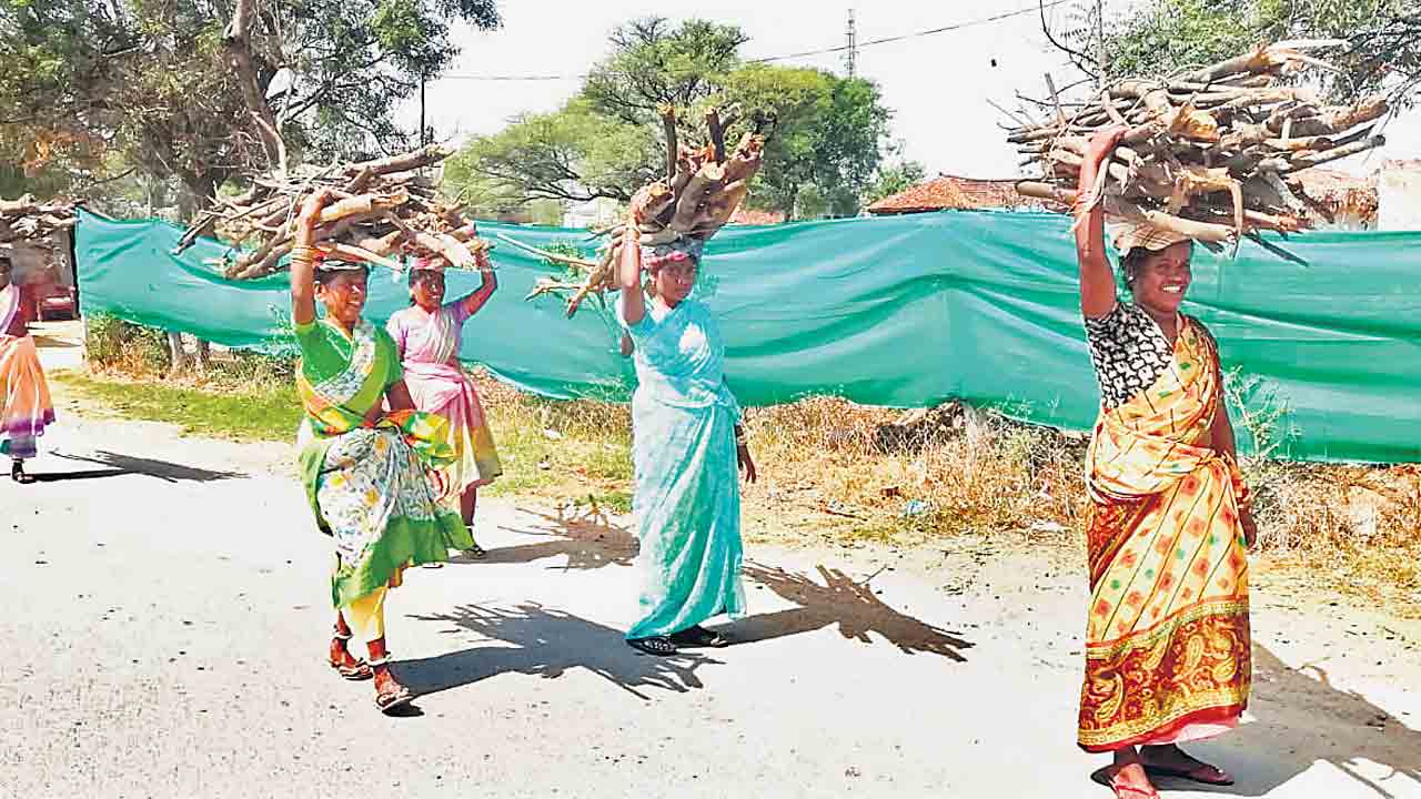 BJP |  బీజేపీ పాలనలో నిత్యావసర వస్తువుల కోసమూ విదేశాల వైపు దీనంగా చూసేలా దిగజారిన పరిస్థితి