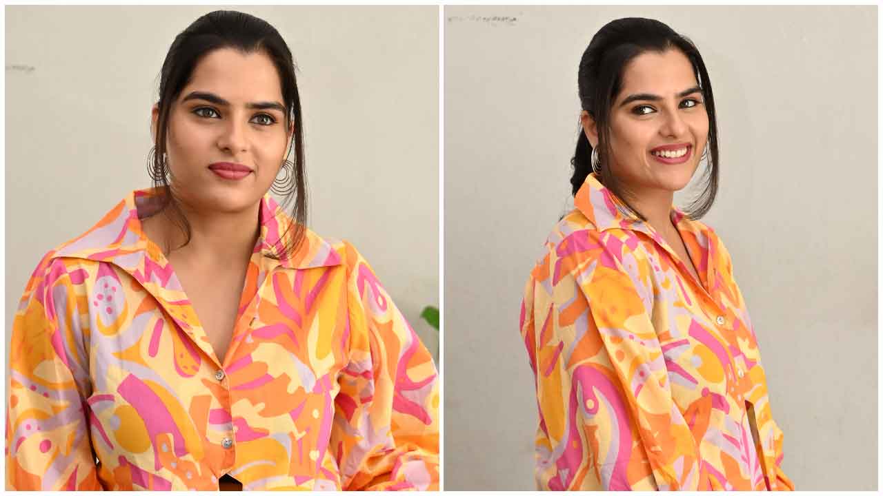 Kavya Kalyan Ram | చిరునవ్వుతో గాలం వేస్తున్న కావ్య కళ్యాణ్ రామ్..