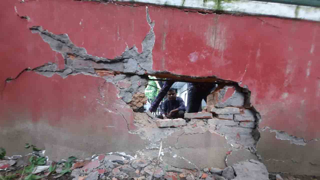 Kiren Rijiju | క్యాబ్‌ ఢీ కొట్టడంతో.. కేంద్ర మంత్రి నివాసానికి రంధ్రం