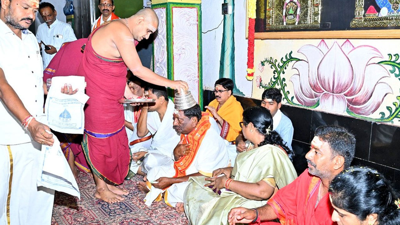 Minister Koppula Eshwar | శ్రీశైల మల్లికార్జునుడిని దర్శించుకున్న మంత్రి కొప్పుల ఈశ్వర్‌ దంపతులు