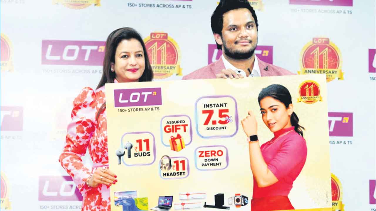 లాట్‌ మొబైల్స్‌ వార్షికోత్సవ ఆఫర్లు