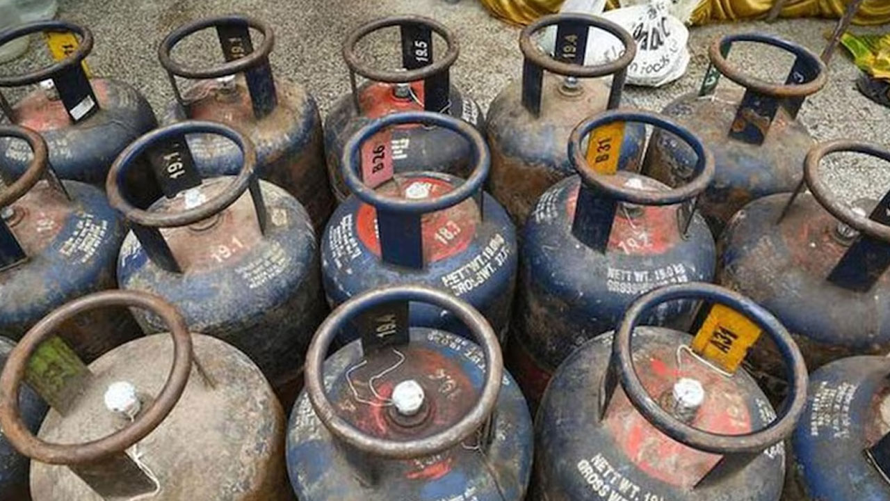 LPG Cylinder price | స్వల్పంగా తగ్గిన కమర్షియల్‌ గ్యాస్‌ సిలిండర్‌ ధర..