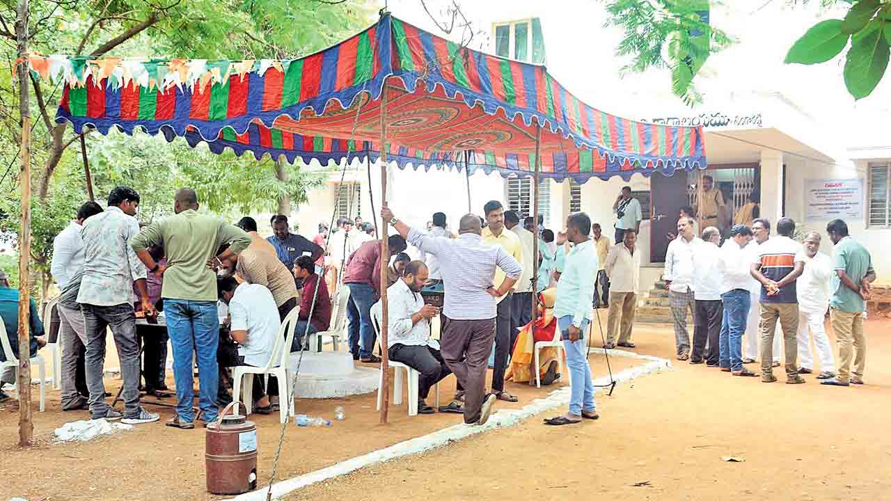 దరఖాస్తులు ఫుల్లు